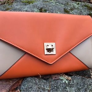 TRIANGLE TWO TONE RETRO CLUTCH